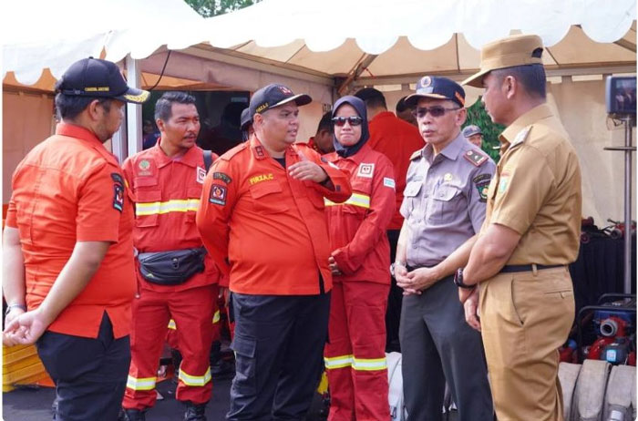 Bupati Kampar Ahmad Yuzar didampingi Kalaksa BPBD Kampar Azwan mengikuti apel kesiapsiagaan penanggulangan Karhutla tingkat Riau 2026 di apron Lanud Roesmin Nurjadin Pekanbaru, Kamis (5/3/2026).