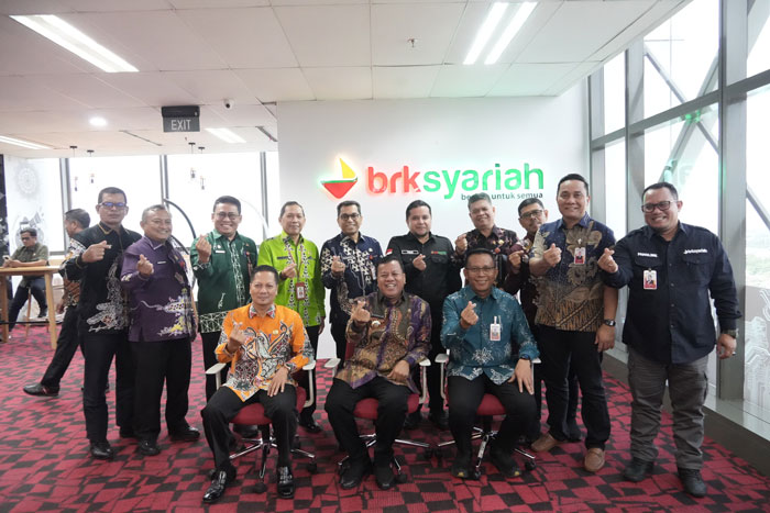 Bupati Suhardiman Amby, Wabup Muklisin bersama Plt Direktur Utama BRK Syariah Pusat Helwin Yunus  foto bersama usai MoU tentang Layanan Jasa Perbankan dan Akad Pembiayaan Pemerintah Kabupaten Kuansing