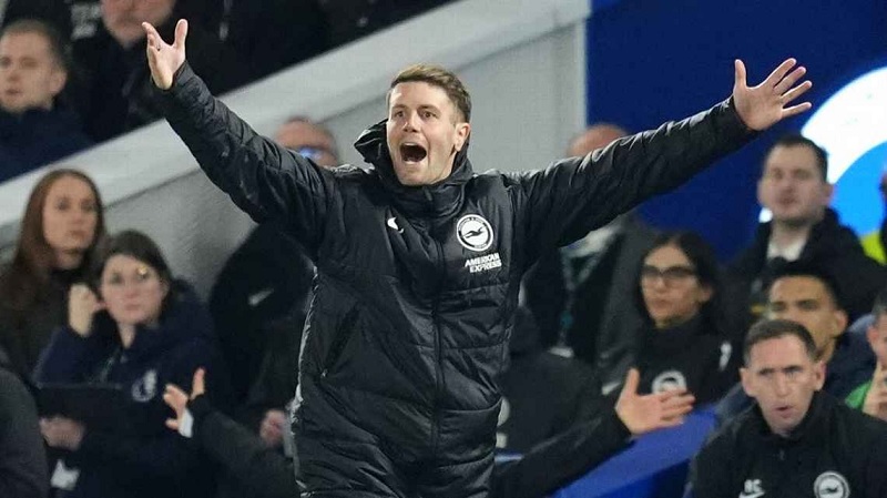 Fabian Hurzeler menyaksikan tim besutannya Brighton kalah 1-0 melawan pimpinan klasemen sementara Liga Premier Arsenal. 