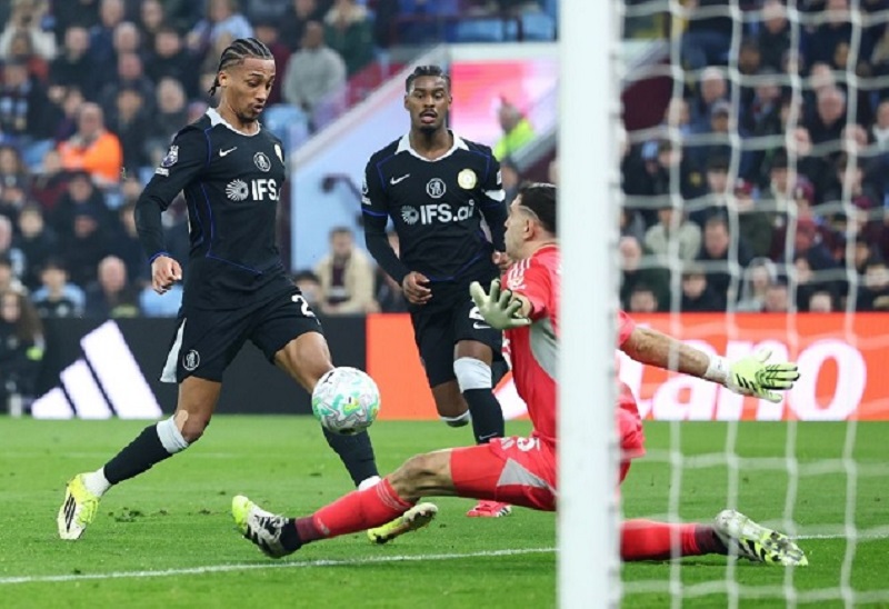 Joao Pedro mencetak hattrick saat Chelsea meraih tiga poin penting dengan mengalahkan tuan rumah Aston Villa 4-1 di Villa Park.   