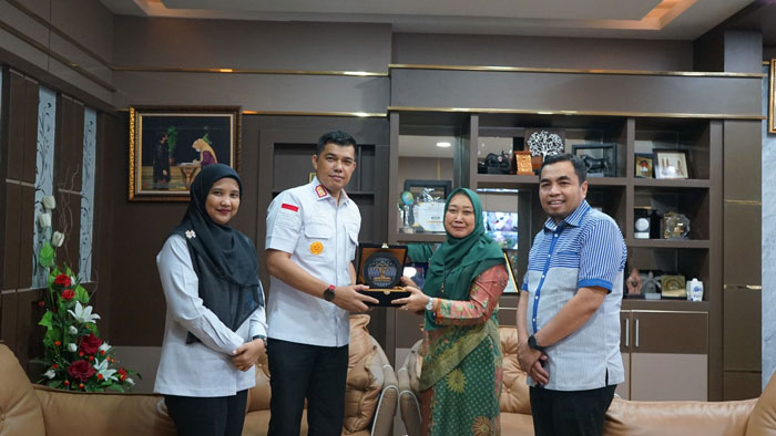 Kepala Kanwil Kemenkum Riau Rudy Hendra Pakpahan serahkan plakat kepada Rektor Unri Sri Indarti, saat pertemuan untuk menginisiasi kerja sama tentang Kekayaan Intelektual di Gedung Rektorat Unri