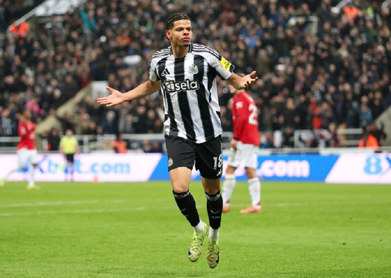 Sebuah penyelesaian luar biasa William Osula membuat Newcastle yang bermain dengan 10 pemain mengalahkan tamunya Manchester United 2-1 di St James Park.     