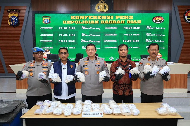 Wakapolda Riau Brigjen Pol Hengki Haryadi (tengah) menunjukan barang bukti narkoba jenis heroin saat ekspos di Mapolda Riau, Kamis (5/3/2026).