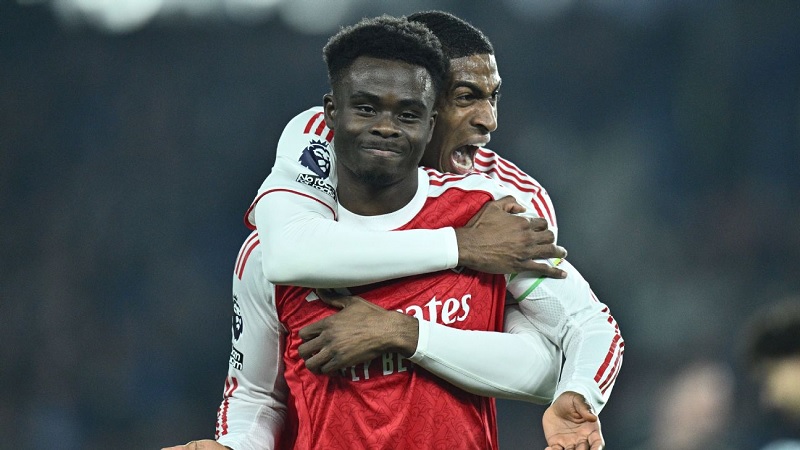 Bukayo Saka merayakan golnya bersama Cristhian Mosquera setelah membawa Arsenal unggul melawan Brighton.  