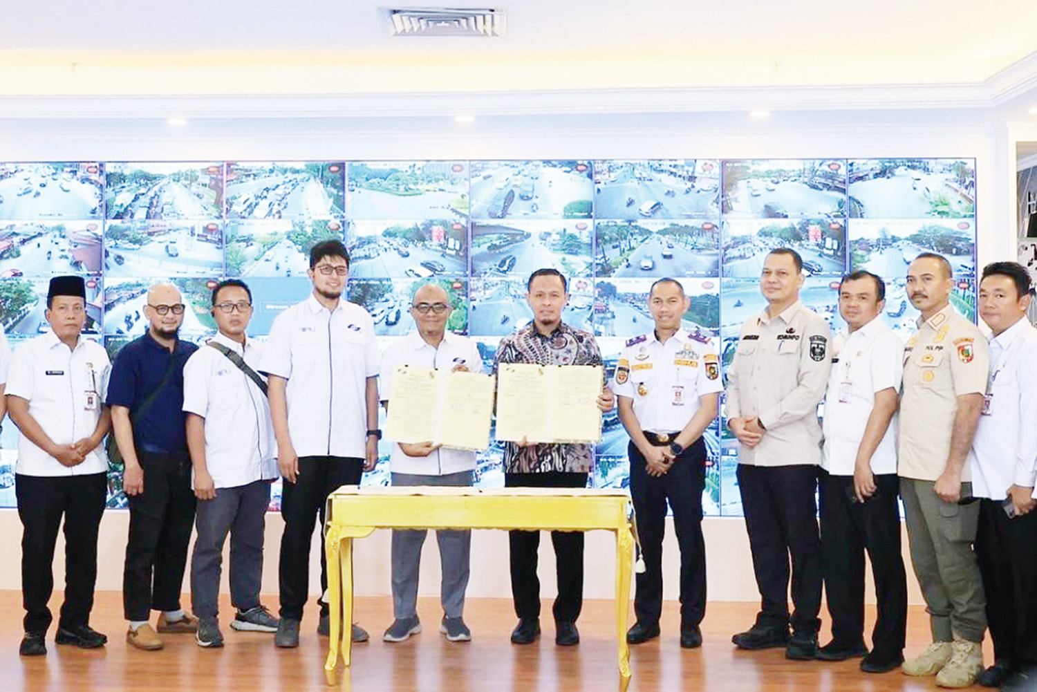 Wali Kota Pekanbaru Agung Nugroho (tengah) dan Ketua BPW APJII Riau Trio Gunawan (lima kiri) memperlihatkan berita acara nota kesepahaman program penyediaan 1.000 titik WiFi gratis.