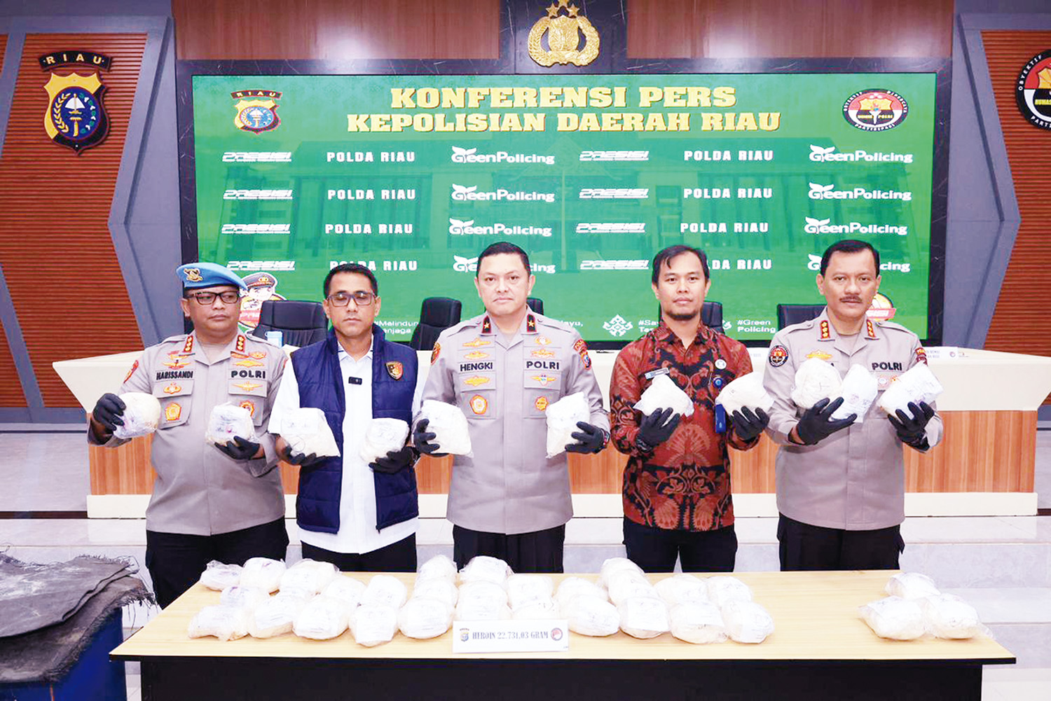 Wakapolda Riau Brigjen Pol Hengki Haryadi (tengah) dan jajaran memperlihatkan barang bukti narkoba jenis heroin saat ekspose di Mapolda Riau, Kamis (5/3/2026).