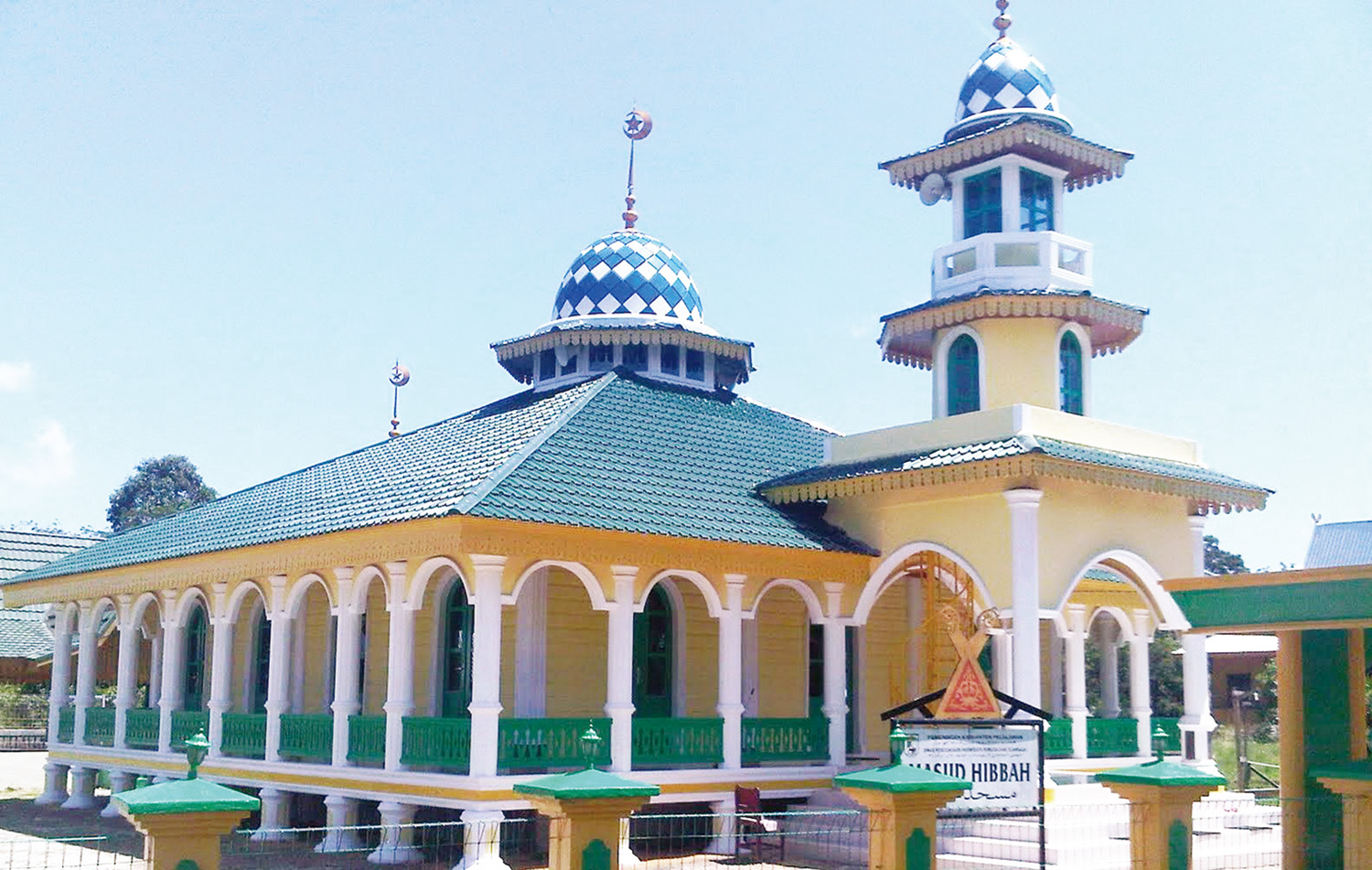 Masjid Hibbah di Kelurahan Pelalawan, Keca&shy;matan Pelalawan, Kabupaten Pelalawan yang megah menjadi satu tujuan wisata religi.