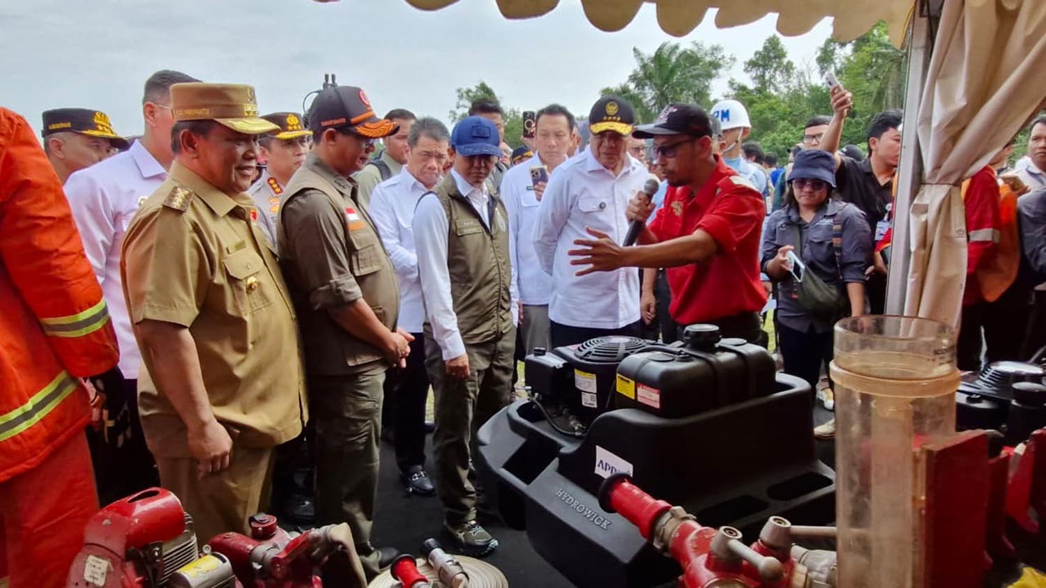 Menko Polkam Djamari Chaniago  bersama Menhut Raja Juli Antoni, Kabasarnas Marsekal Madya TNI Mohammad Syafii, Kepala BNPB Letnan Jenderal TNI Dr Suharyanto, dan Plt Gubernur Riau  SF Hariyanto.