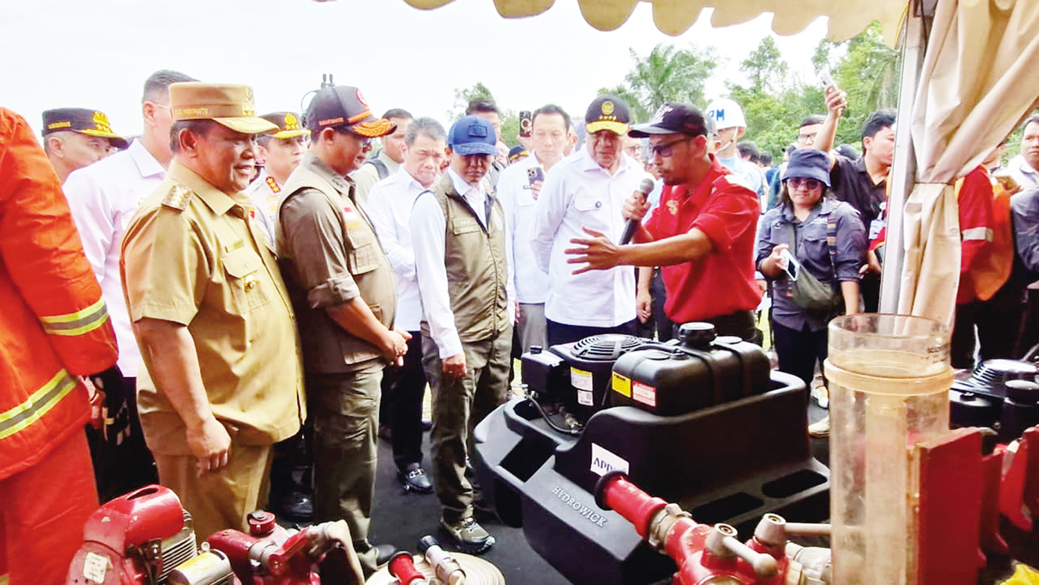 Menko Polkam Djamari Chaniago  bersama Menhut Raja Juli Antoni, Kabasarnas Marsekal Madya TNI Mohammad Syafii, Kepala BNPB Letnan Jenderal TNI Dr Suharyanto, dan Plt Gubernur Riau SF Hariyanto.