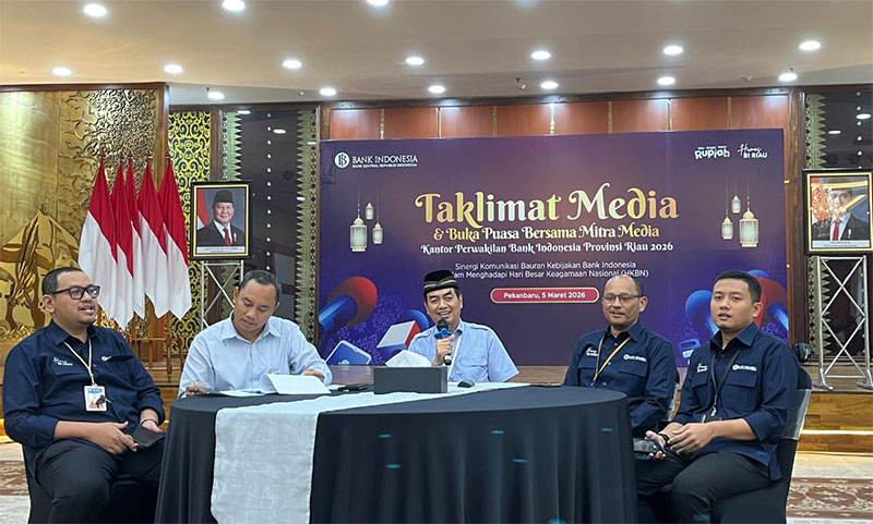 Kepala Kantor Perwakilan BI Riau, Panji Achmad (tengah) didampingi para Deputi dan jajaran. 