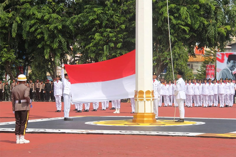 Petugas Paskibraka mengibarkan Bendera Merah Putih dalam puncak HUT RI tahun 2025 lalu di Lapangan Tugu Bengkalis.
