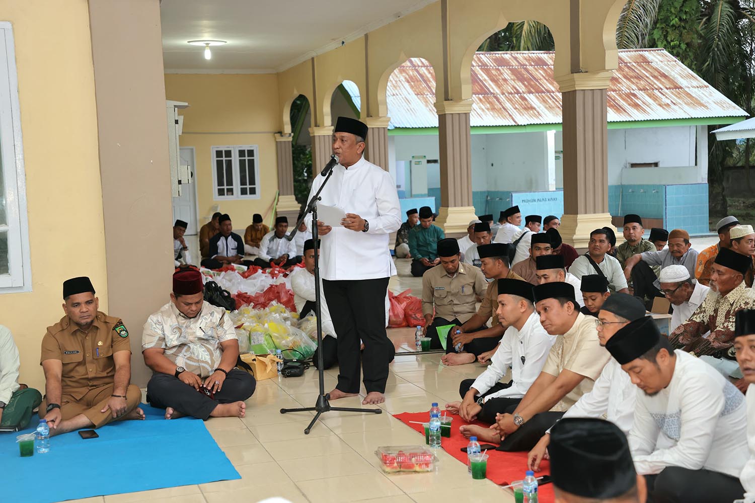 Bupati Rohul Anton ST MM memberikan arahan saat melakukan kunjungan kerja dalam rangkaian Safari Ramadan Pemkab Rohul di Masjid Al Mubarokah Desa Payung Sekaki, Senin (2/3/2026).