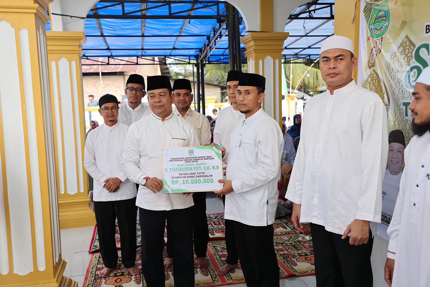 Wabup Rohul H Syafaruddin Poti menyerahkan bantuan santunan anak yatim se-Kecamatan Bonai Darussalam kepada Camat Bonai Darussalam Elpitren&nbsp;Saputra dalam kunjungan Safari Ramadan di Masjid Fastabiqul.