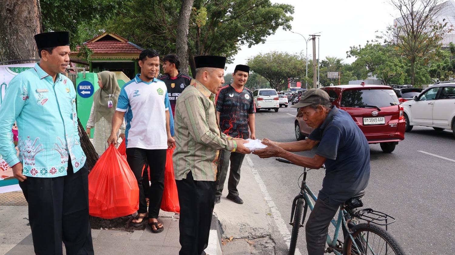 Kakanwil Kemenag Riau Dr H Muliardi MPd turun ke jalan membagikan 310 paket takjil di Pekanbaru, Rabu (4/3/2026). 