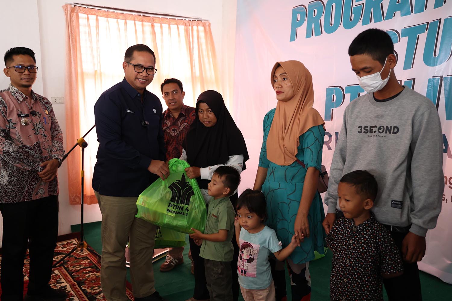 Region Head PTPN IV Regional III Bambang Budi Santoso memberikan bantuan kepada warga di Rokan Hulu, beberapa waktu lalu.