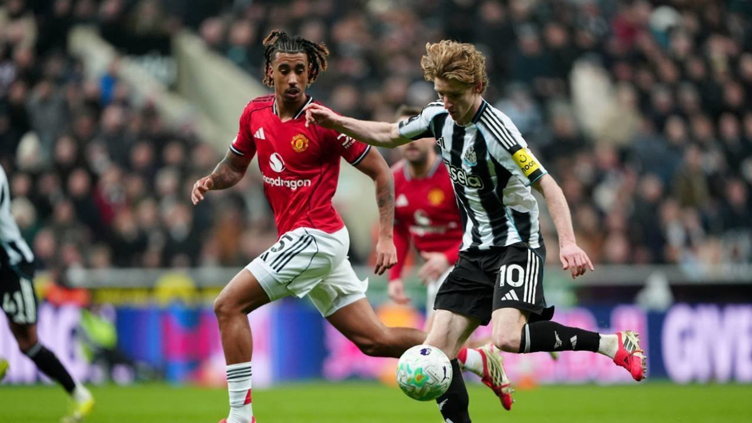 Bek Manchester United, Leny Yoro (kiri), berduel dengan penyerang Newcastle United, Anthony Gordon, dalam pertandingan Liga Inggris, Kamis (5/3/2026) dini hari WIB. 