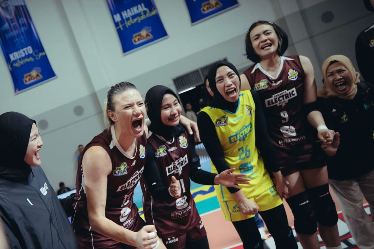 Para pemain Jakarta Electric PLN Mobile merayakan keberhasilan menembus babak final four setelah sukses mengalahkan Jakarta Livin Mandiri dengan skor 3-0 pada lanjutan putaran reguler Proliga 2026 di 