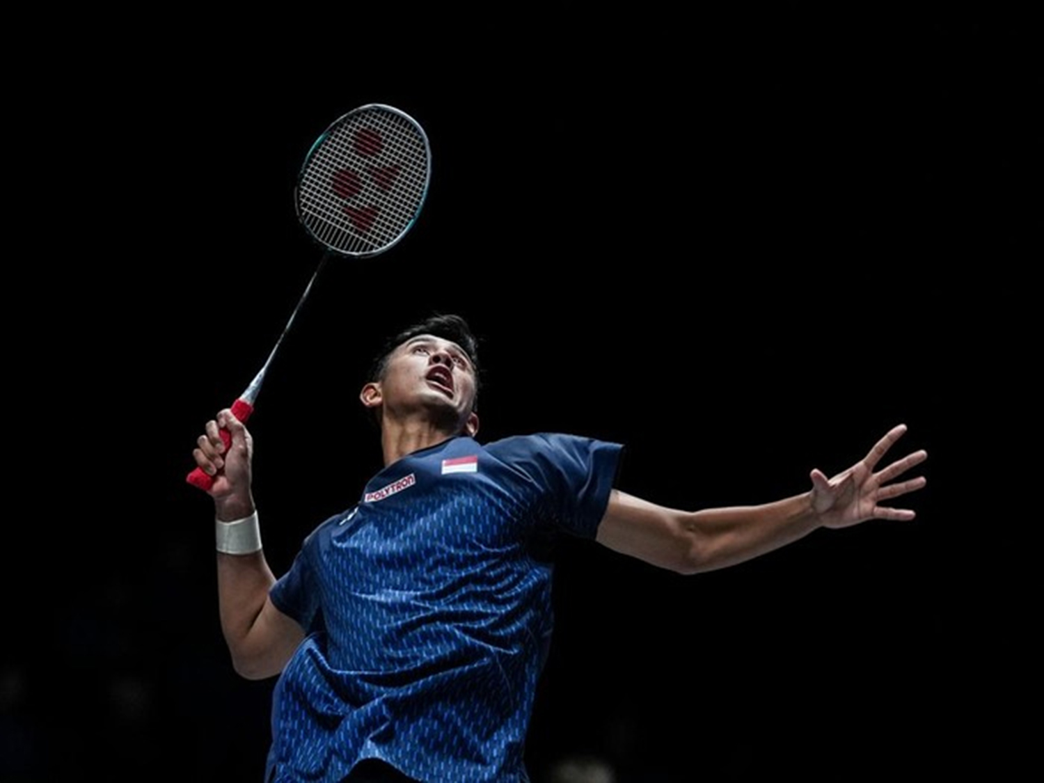 Alwi Farhan melakukan smes dalam pertandingan melawan pebulutangkis Taiwan Chou Tien Chen dalam perdelapan final All England 2026 di Lapangan 4 Ulitita Arena pada Kamis (5/3/2026) malam WIB. Alwi lolo