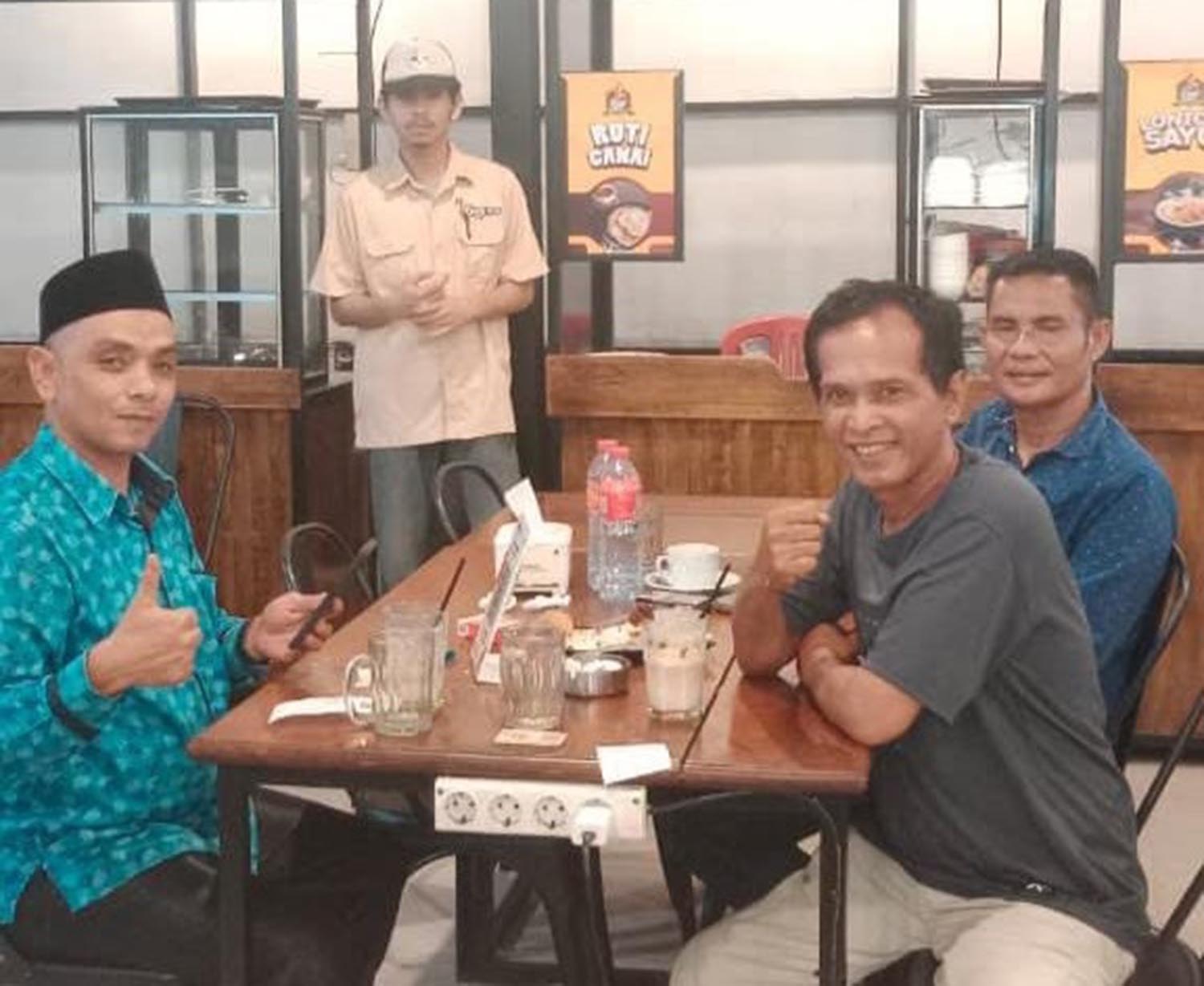  Ketua DPD PGR Kabupaten Inhu, Safrizal (kanan) didampingi pengurus lainnya diterima Ketua DPD PGR Kota Pekanbaru, Ulul Azmi SH MH (kiri) saat melakukan kunjungan silaturahmi, Kamis (5/3/2026). 