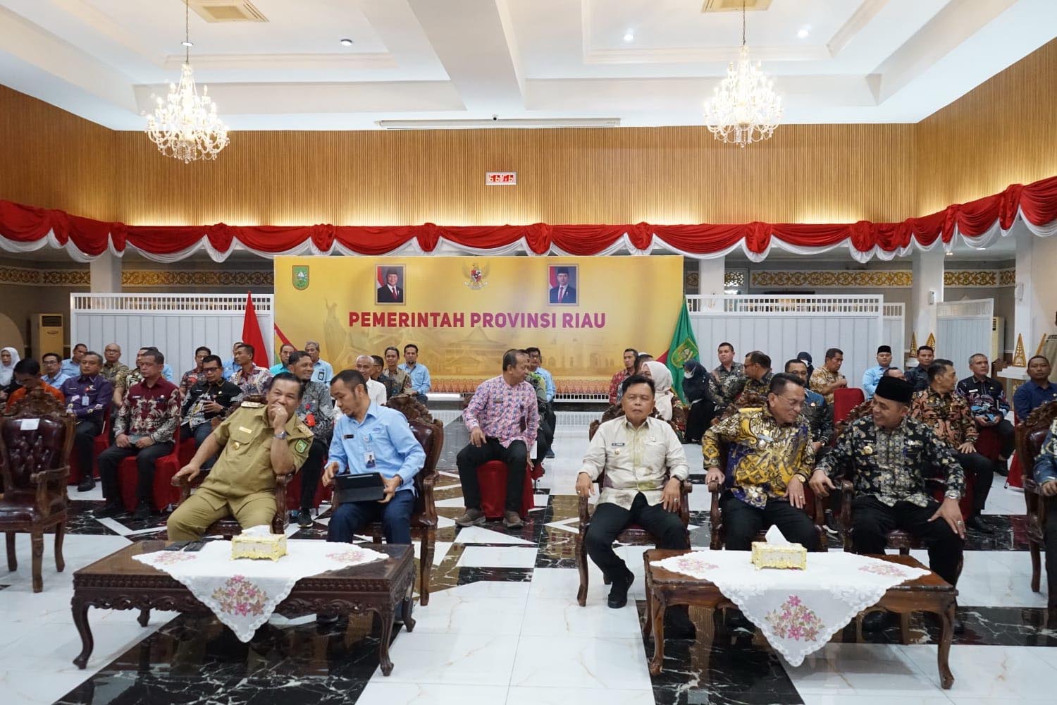 Plt Gubernur Riau SF Hariyanto (kiri depan), Bupati Kepulauan Meranti Asmar (tiga kanan depan) saat menghadiri acara forum penyerahan laporan eksekutif daerah semester II tahun 2025.
