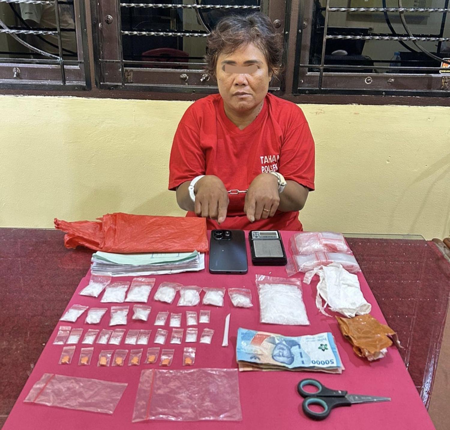 Tersangka sabu SR alias Siti beserta barang bukti saat diamankan di Polsek Lirik, Kamis (5/3/2026).