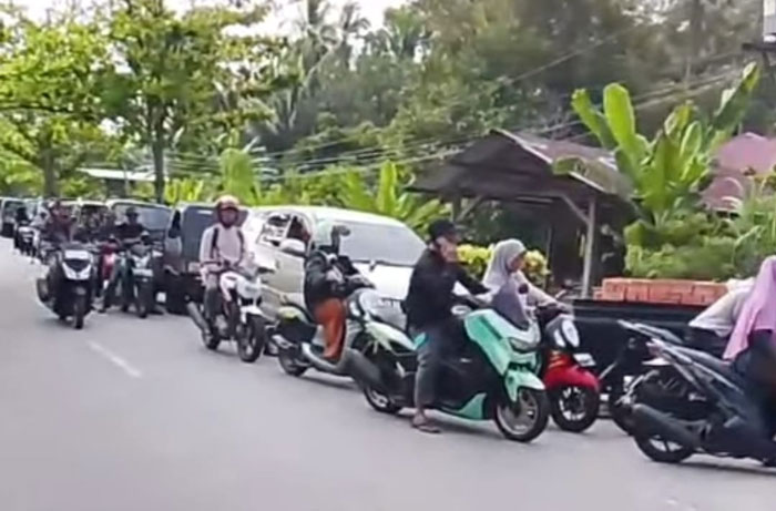 Ratusan kendaraan bermotor antrean di jalan menuju ke SPBU Selatbaru untuk mengisi minyak bersubsidi, Jumat (6/3/2026) pagi.