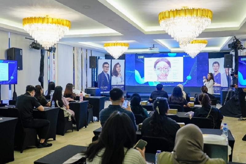 dr. Kardiana Purnama Dewi, memberikan paparan Dual Lift Protocol dengan kombinasi produk DOOTH dan DCLASSY kepada para dokter dan praktisi estetika medis dalam acara DEEP Master Course di Jakarta.