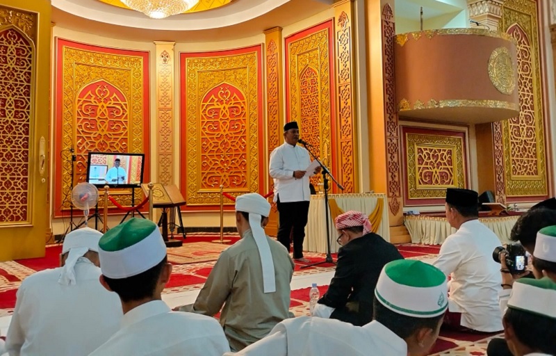 Bupati Rohul Anton ST MM memberikan sambutan dalam peringatan Nuzul Quran tingkat kabupaten di Masjid Agung Islamic Center Pasirpenmgaraian, Jumat (6/3/2026) malam. .