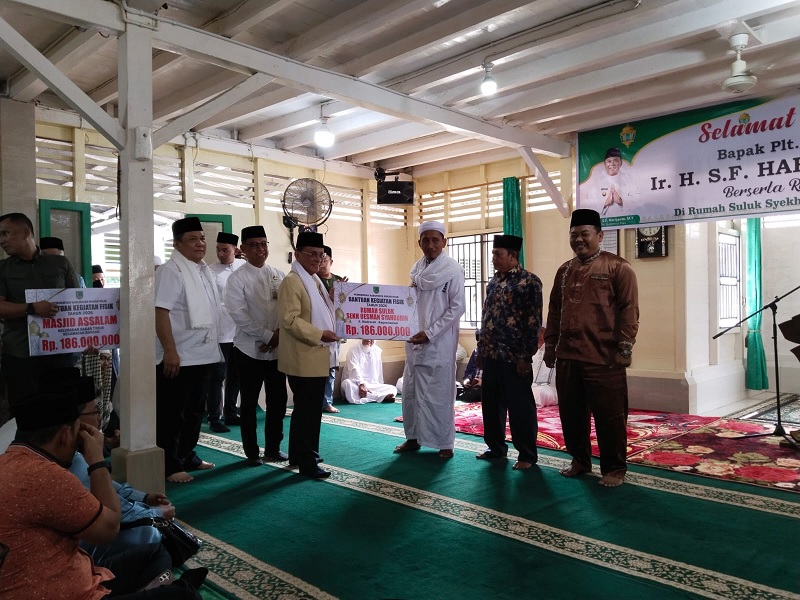 Plt Gubri SF Hariyanto menyaksikan Bupati Rohil H Bistamam menyerahkan simbolis bantuan untuk rumah suluk Syekh Oesman Syahabuddin di Bagansiapiapi, Jumat (6/3/2026). 