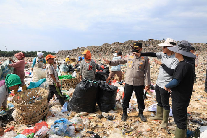 Jajaran Pemko Pekanbaru bersama Kapolda Riau Irjen Pol Herry Heryawan melakukan peninjauan ke TPA Muara Fajar baru-baru ini.