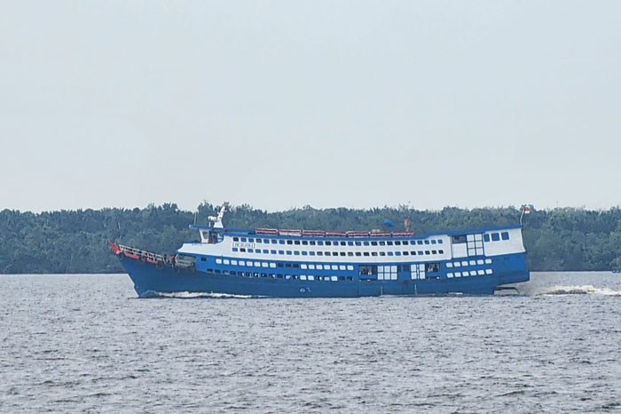 KM Jelatik armada pelayaran domestik dari Selatpanjang tujuan Pekanbaru Riau melintasi Selat Air Hitam.