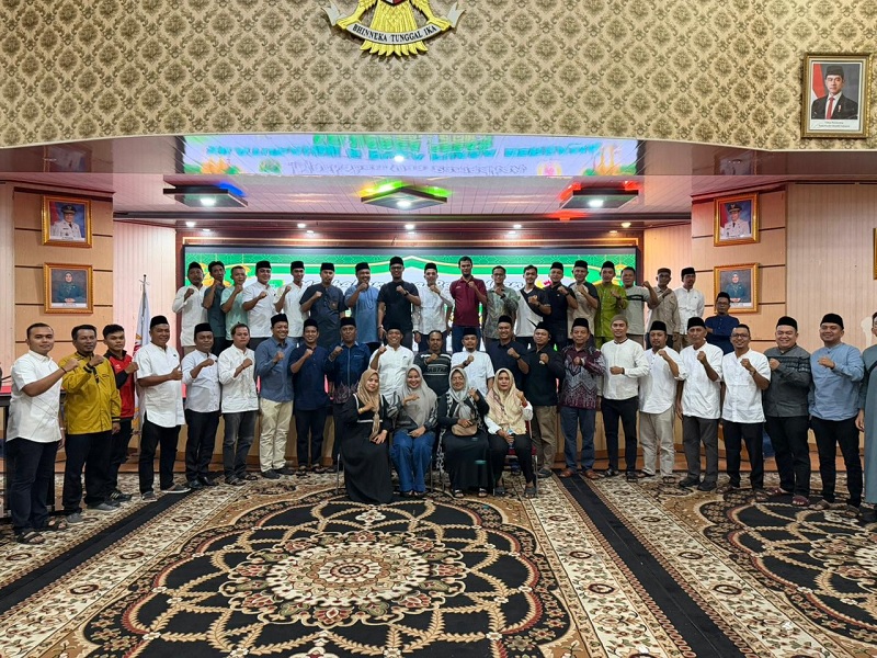 Jajaran pengurus KONI Rohil bersama pengkab cabor di Gedung Pertemuan H Misran Rais di Bagansiapiapi, Jumat (6/3/2026). 