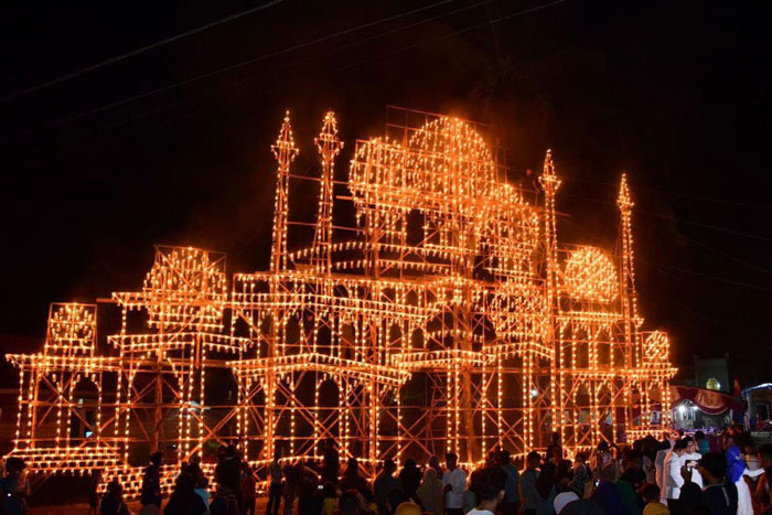 Indahnya lampu colok yang ditampilkan peserta festival lampu colok pada malam 7 Lukur Ramadan 1446 Hijriyah tahun lalu di Pulau Bengkalis.