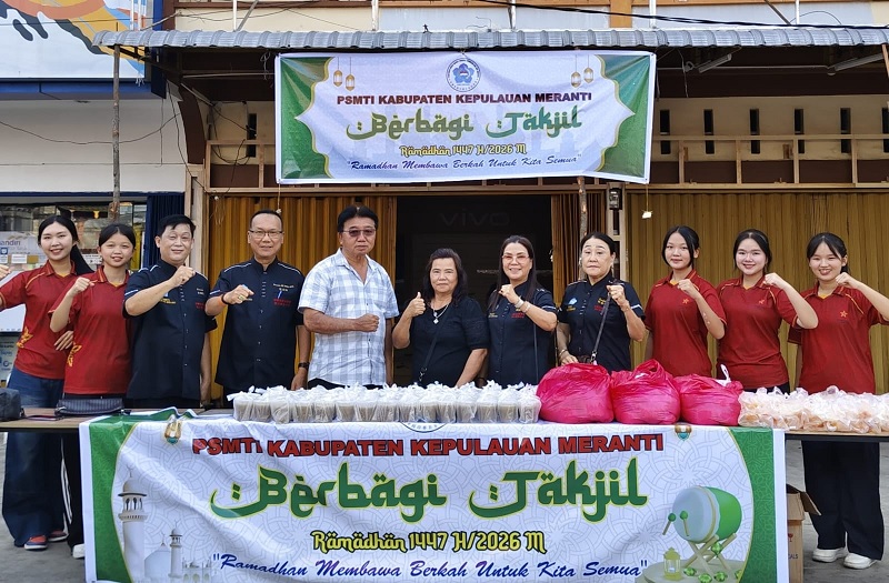 Pengurus PSMTI Kepulauan Meranti usai berbagi takjil di Jl Diponegoro Selatpanjang, Kepulauan Meranti, Jumat (6/3/2026) sore.