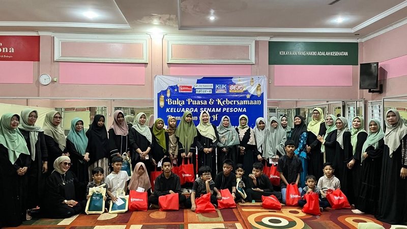 Komunitas Senam Pesona menggelar kegiatan buka puasa bersama dan santunan anak yatim yang berlangsung di lokasi senam pesona di Jalan Delima Panam, Kota Pekanbaru, pada Jumat (6/3/2026). 