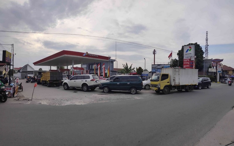 Kondisi antrean kendaraan berbahan bakar solar di salah satu SPBU Jalan Srikandi Pekanbaru, Jumat (6/3/2026). 