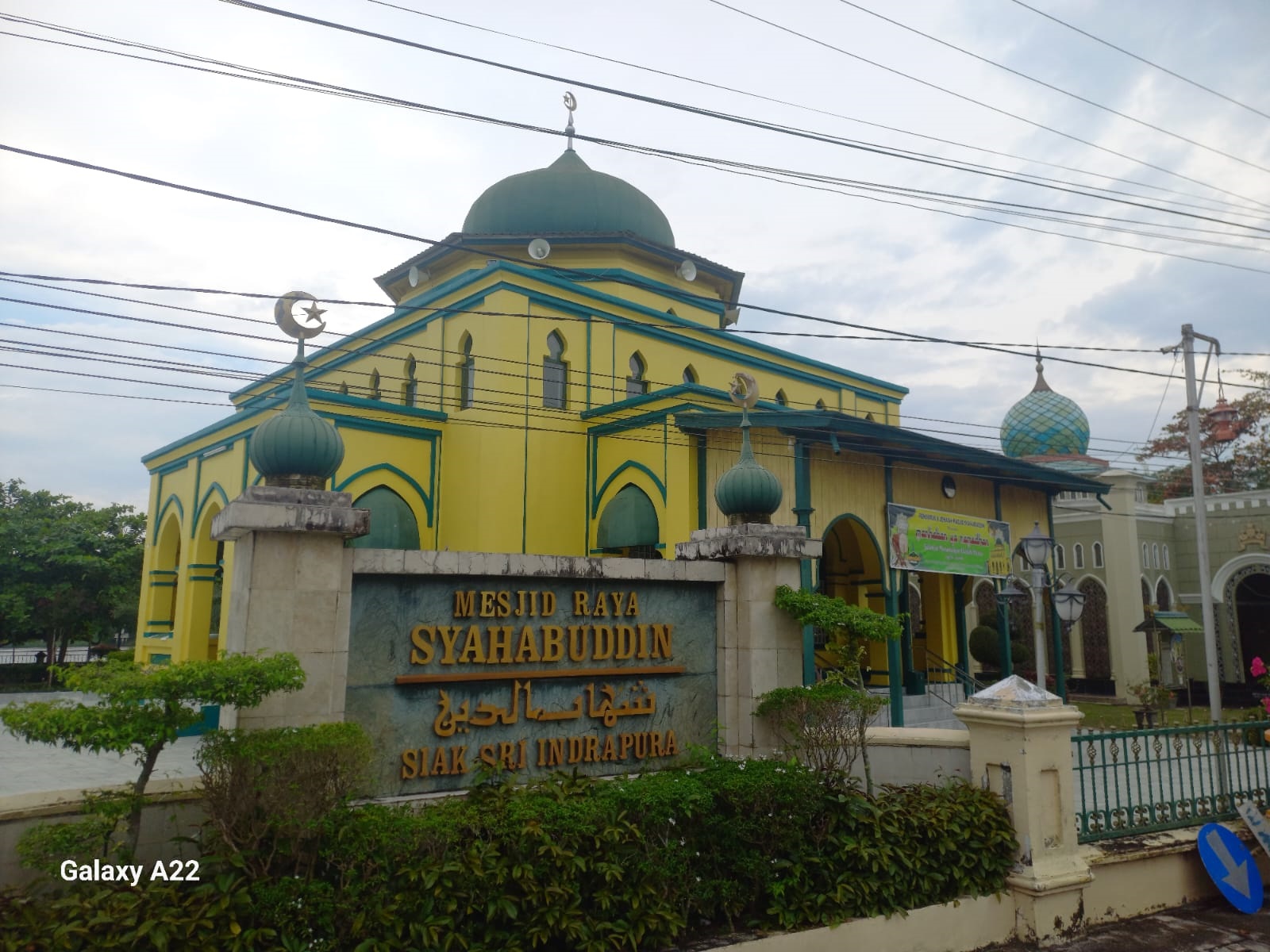 Masjid&nbsp;Syahabuddin yang megah berdampingan dengan Makam Sultan Siak di Jalan Datuk Pesisir, Kampung Dalam, Siak. Foto diambil Kamis (5/3/2026).