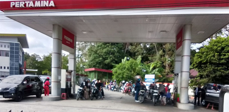 Ratusan kendaraan bermotor jenis roda dua dan empat kembali mengantre mendapatkan BBM bersubsidi di SPBU Selatbaru Kecamatan Bantan, Bengkalis, Sabtu (7/3/2026).