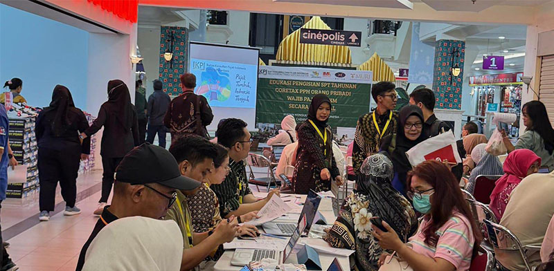 Pengunjung Mal Pekanbaru terlihat antusias mengikuti edukasi pelaporan pajak, Sabtu (7/3/2026). 