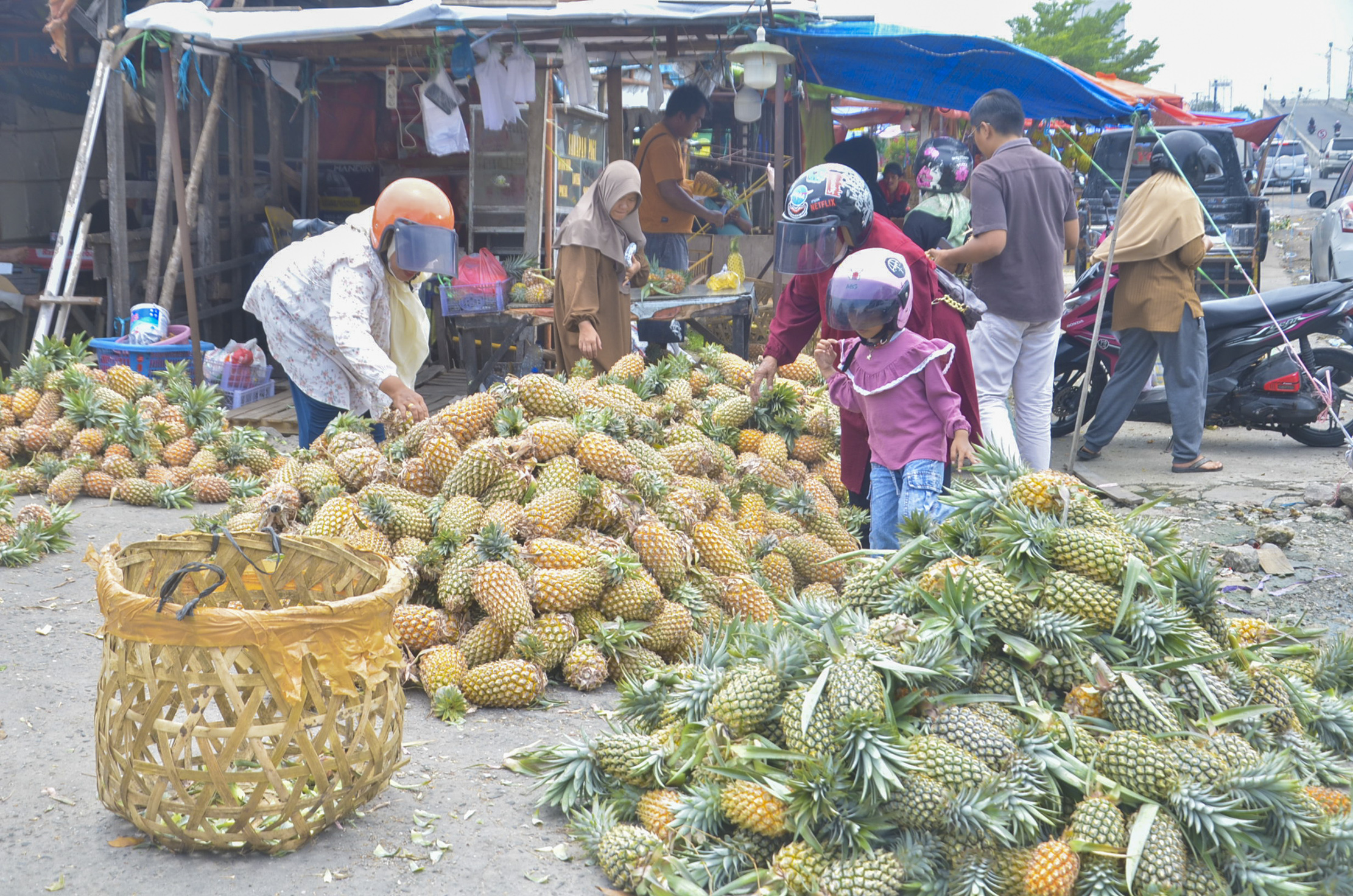 Warga berbelanja nenas sebagai bahan baku pembuatan kue nastar, di Pasar Pagi Arengka, Pekanbaru, Selasa (3/3/2026) jelang lebaran Idul Fitri permintaan akan buah nenas meningkat. ft: MHD AKHWAN/RIAUPOS