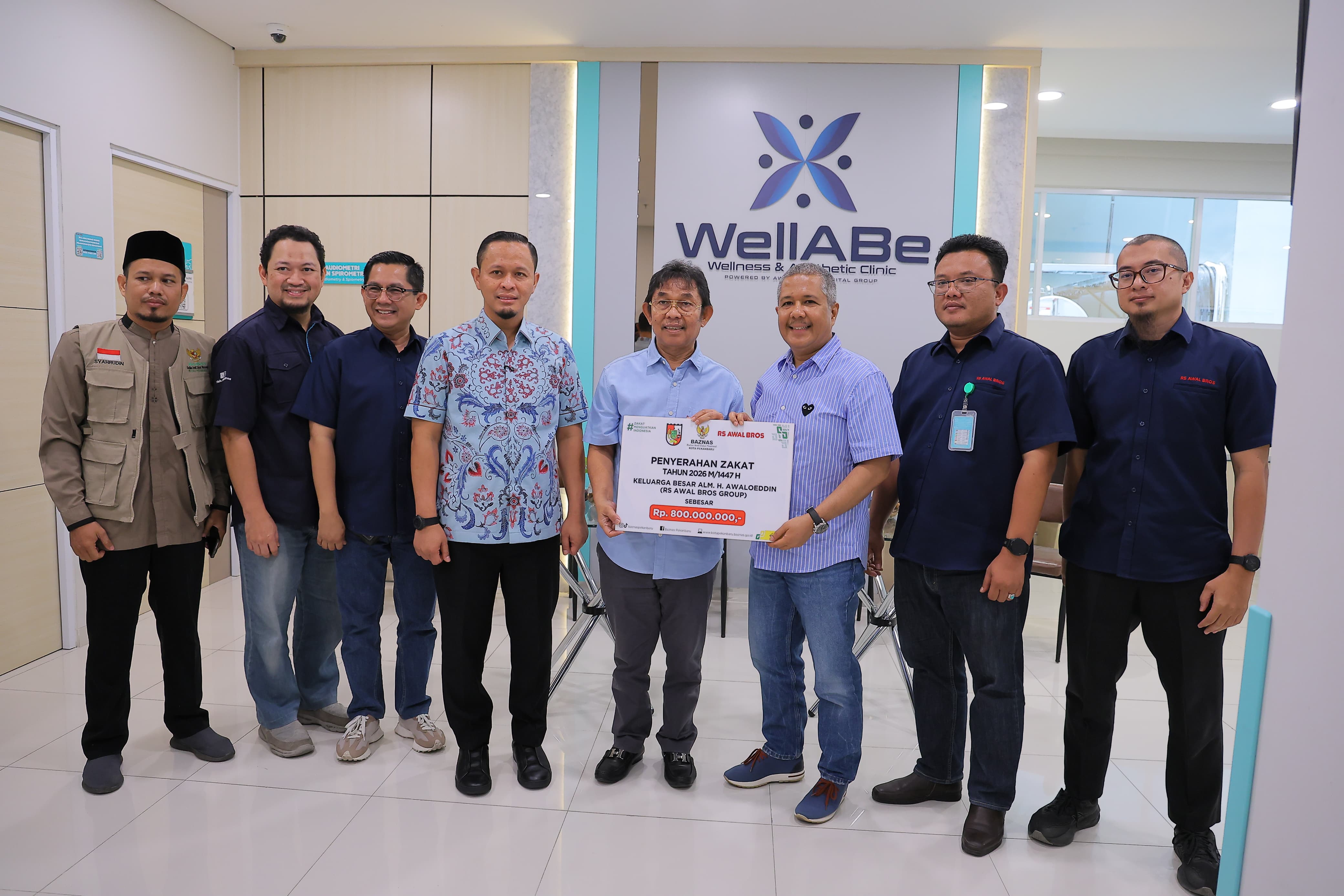 Penyerahan simbolis zakat harta senilai Rp800 juta dari keluarga besar Almarhum H Awaloeddin (RS Awal Bros Group) kepada Baznas yang disaksikan langsung Walikota Pekanbaru.