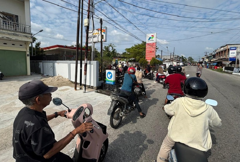 Antrean panjang pembeli BBM di SPBU Imam Bonjol Kecamatan Tebingtinggi, Sabtu (7/3/2026).