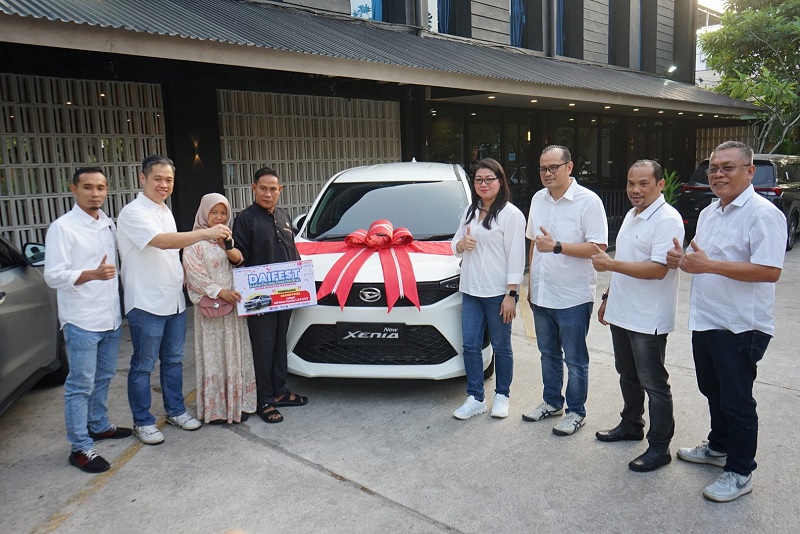 Pemenang Utama Daifest 2025 Arif Abadi (empat kiri) beserta istri dan perwakilan Kepala Cabang Astra Daihatsu foto bersama saat penyerahan 1 unit mobil Daihatsu Xenia di Norma Coffee Pekanbaru. 