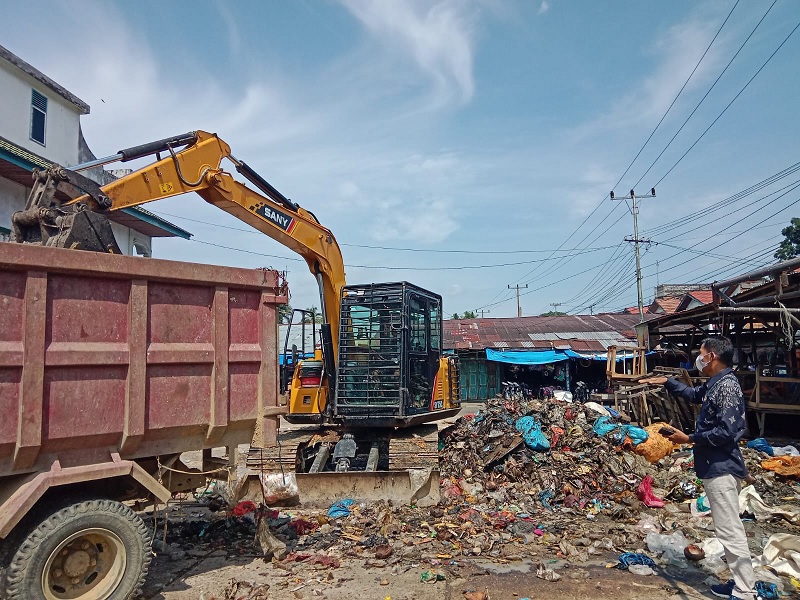Alat berat dikerahkan pemerintah Kecamatan Kuantan Mudik untuk mengangkut tumpukan sampah di Pasar Lubuk Jambi Kecamatan Kuantan Mudik, Kamis (5/3/2026).