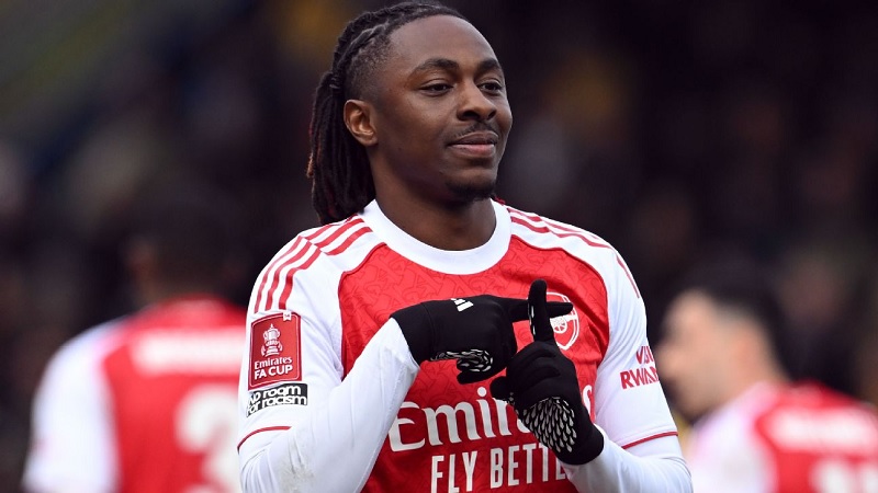 Eberechi Eze mencetak gol penentu kemenangan Arsenal melawan Mansfield dengan tendangan keras.