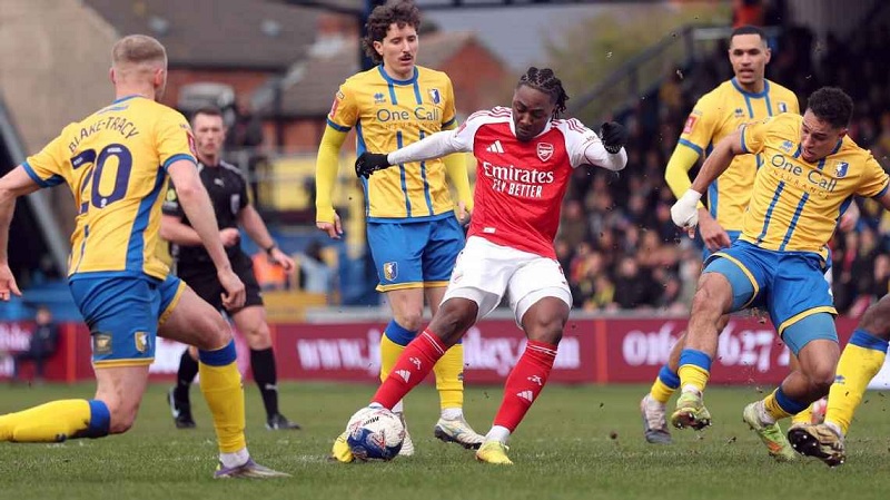Eberechi Eze mencetak gol kemenangan penting Arsenal melawan Mansfield dengan tendangan keras. 