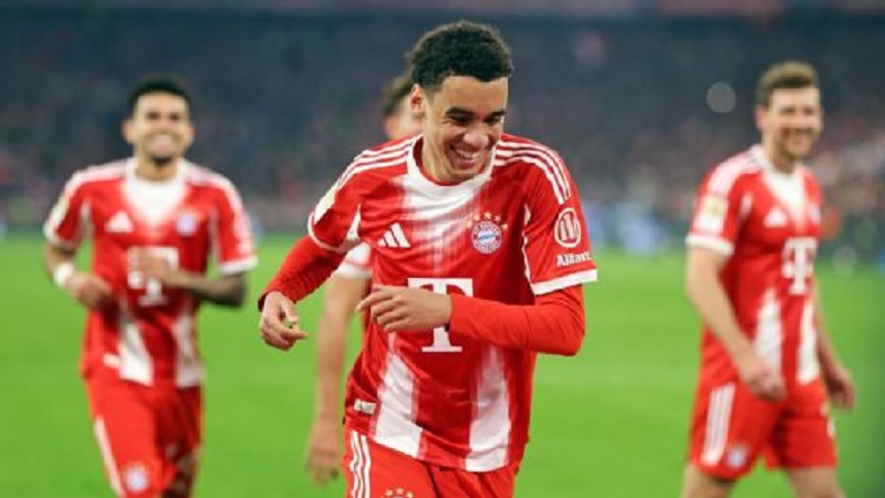 Jamal Musiala merayakan gol ketiga Bayern Munchen melawan Borussia Monchengladbach yang dipperkuat bek Timnas Indonesai Kevin Diks.