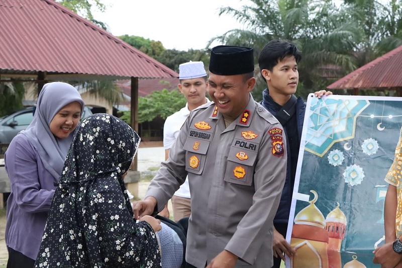 Kapolres Siak AKBP Sepuh Ade Irsyam Siregar, bagikan takjil kepada santri di Kecamatan Dayun, Kabupaten Siak, Sabtu (7/3/2026).