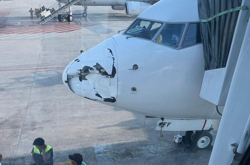 Kondisi radome pesawat Garuda Indonesia yang mengalami kerusakan cukup berat setelah mendarat di Bandara Sultan Syarif Kasim II Pekanbaru, Sabtu (7/3/2026).  