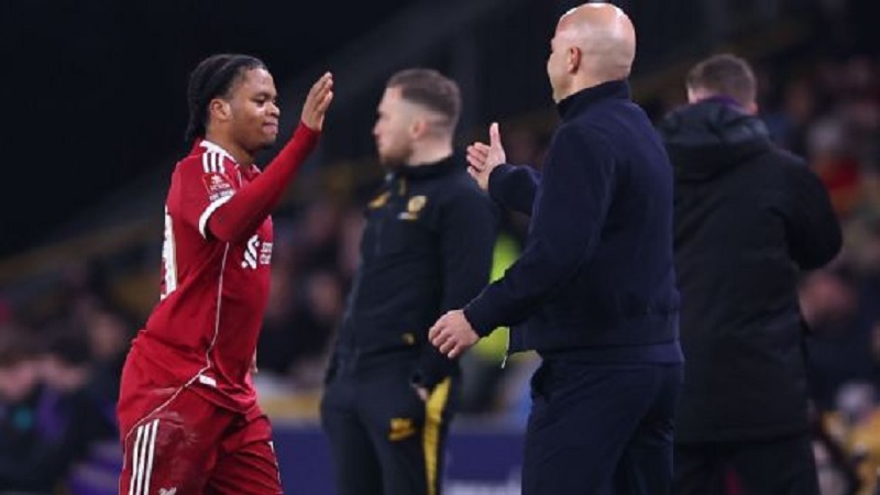 Pemain muda 17 tahun  Rio Ngumoha mendapat pujian dari manajer Liverpool, Arne Slot atas penampilannya melawan Wolves di Piala FA. 